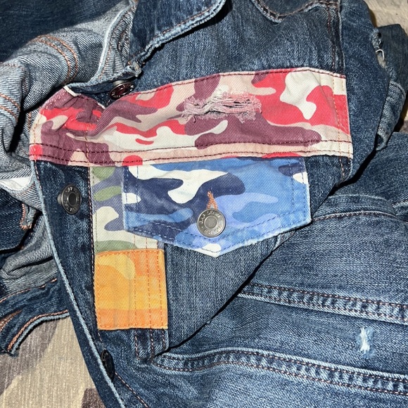 Nwt Gap denim jacket with camouflage and distressed decorations - Picture 7 of 9